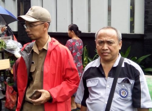 Lurah Jatipadang saat meninjau rumah terdampak longsor pada 21 Februari 2017.