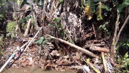 -puing dan turap rusak di belakang rumah no 26-27