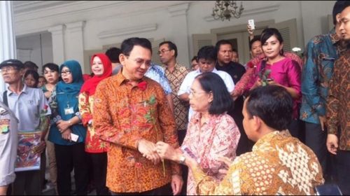 Menerima simpati ratusan warga setelah kalah pilkada.