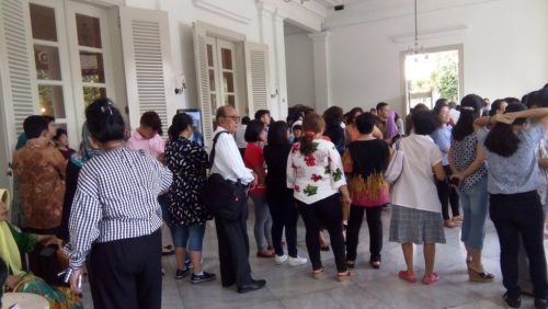 Warga menunggu kedatangan Gubernur Ahok di beranda Balai Kota.