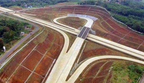 Foto aerial projek pembangunan jalan tol Cileunyi-Sumedang-Dawuan (Cisumdawu) di kawasan Rancakalong, Sumedang, Jawa Barat, Selasa (30/5). Antara/Fahrul Jayadiputra