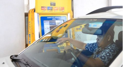 Pengendara mobil melakukan pembayaran nontunai menggunakan kartu uang elektronik atau e-toll di Gerbang tol RAMP Taman Mini 2, Jakarta, Kamis 7 September 2017. Sosialisasi penggunaan E-Toll pun terus dilakukan, sebagian gardu tol kini hanya melayani non tunai. TEMPO