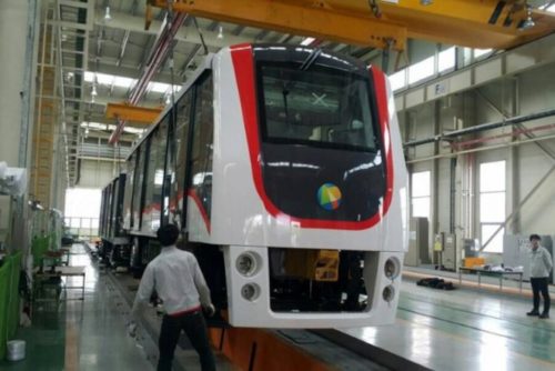 Sejumlah teknisi bersiap melakukan ujicoba jalan Skytrain di Terminal 3 Bandara Soekarno Hatta, Tangerang, Banten, Selasa (15/8/2917). (ANTARA FOTO/MUHAMMAD IQBAL)
