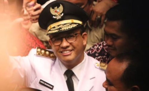 Gubernur DKI Jakarta terpilih Anies Baswedan tiba di Balai Kota DKI Jakarta untuk melakukan serah terima jabatan (sertijab), Senin (16/10). Anies Baswedan dan Sandiaga Uno menjabat Gubernur DKI Jakarta dan Wakil Gubernur DKI Jakarta untuk periode 2017-2022. (kompas.com / Andreas L Atobeli)