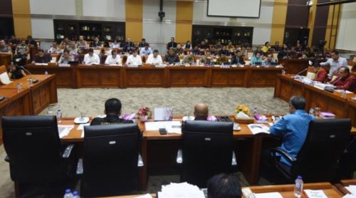 Menkumham Yasonna Laoly, Jaksa Agung HM Prasetyo, Kapolri Jenderal Pol Tito Karnavian, Ketua KPK Agus Rahardjo beserta sejumlah pejabat terkait mengikuti rapat kerja dengan Komisi III DPR di Kompleks Parlemen, Senayan, Jakarta, 16 Oktober 2017. Rapat itu membahas evaluasi 15 tahun pelaksanaan tugas dan fungsi dalam pemberantasan tindak pidana korupsi serta kendala dan hambatan yang masih ditemui para penegak hukum. (Antara)