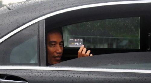Presiden Joko Widodo menunjukkan kartu e-Toll seusai peresmian jalan tol Semarang-Solo seksi III Bawen-Salatiga di Gerbang Tol Salatiga, Jawa Tengah, Senin, 25 September 2017. (Antara/Aloysius Jarot)