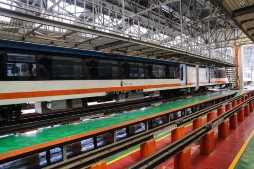 Satu rangkaian kereta Bandara Soekarno-Hatta (Soetta) buatan PT Industri Kereta Api (INKA) terlihat di Balai Yasa, Manggarai, Jakarta, Senin (18/9/2017). Total ada sepuluh train set Kereta Bandara Soekarno-Hatta akan tiba di Balai Yasa Manggarai pada bulan Oktober dan ditargetkan akan beroperasi pada September 2017.(KOMPAS.com/GARRY ANDREW LOTULUNG)