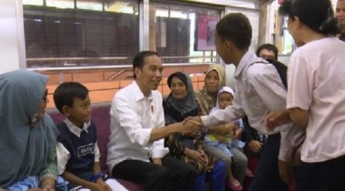 Presiden Joko Widodo (tengah) menyalami seorang siswa saat menaiki KRL Commuter Line tujuan Bekasi dari Stasiun Juanda, Jakarta Pusat, Kamis (28/9/2017), untuk memperingati Hari Ulang Tahun PT Kereta Api Indonesia (KAI). (Biro Setpres)