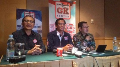 Ketua Satgas Waspada Investasi OJK Tongang Tobing (kiri) dan Ketua Galang Kemajuan Center Kelik Wirawan WW (tengah) sesaat sebelum seminar kiat menghindari investasi bodong, di Jakarta, 7 Oktober 2017. Tempo/M Julnis Firmansyah