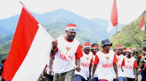 Sejumlah anggota TPN OPM bersiap mengibarkan bendera Merah Putih di Distrik Tinggi Nambut, Puncak Jaya, Papua, 1 Juli 2017. Sebanyak 14 anggota Tentara Pembebasan Nasional (TPN) Organisasi Papua Barat (OPM) bersama ratusan simpatisannya menyerahkan diri.