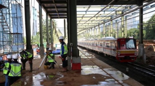 Pekerja menyelesaikan proyek pembangunan stasiun Sudirman Baru kawasan Dukuh Atas, Jakarta, 12 maret 2017. Stasiun yang rencananya akan beroperasi pada akhir tahun 2017 tersebut akan berfungsi sebagai area interchange yang menguhubungkan masyarakat dengan Stasiun Sudirman Baru (stasiun kereta Bandara Soekarno-Hatta). (Tempo/Eko Siswono Toyudho)