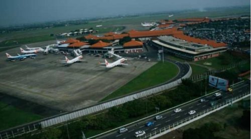 Pemandangan aktivitas di apron dari menara pengawas lalu lintas udara (ATC) Bandara Soekarno-Hatta. (Tempo/Dwianto Wibowo)