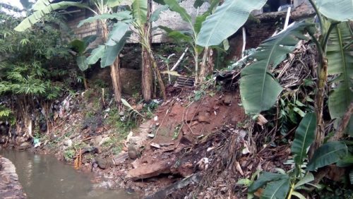 Turap ambrol di seberang lahan calon TBS Park setelah puingnya yang masuk kali dibersihkan Pasukan Oranye pada Juli 2017.