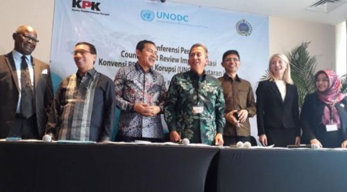 Komisi Pemberantasan Korupsi (KPK) bersama Kementerian Luar Negeri, dan BPK, saat menyampaikan siaran pers dalam kegiatan Factsheet Review UNCAC Putaran II di Jakarta, 9 Oktober 2017. (Tempo/Syaiful)