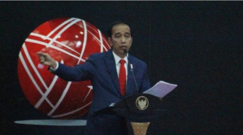 Presiden Jokowi berkunjung ke kantor pusat PT Bursa Efek Indonesia (BEI), Jakarta, 31 Agustus 2017. Kedatangan presiden untuk menghadiri pencatatan perdana produk sekuritisasi KIK EBA Mandiri JSMR01-Surat Berharga Pendapatan Tol Jakarta-Bogor-Ciawi (Jagorawi) atau KIK EBA Mandiri JSMR01. (TEMPO/Ilham Fikri)