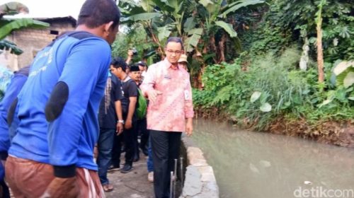 Gubernur DKI Jakarta Anies Baswedan meninjau turap tanggul yang jebol di Kali Pulo, Jl Masjid Al Ridwan, Jatipadang, Jaksel. (Meilika Asanti/detikcom)
